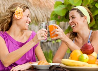 Mujeres peruanas prefieren beber jugo para una alimentación sana