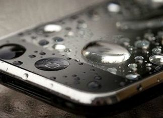 Consejos útiles para salvar un celular que ha caído al agua