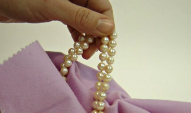 Renueva tu collar de perlas con estos tips de limpieza