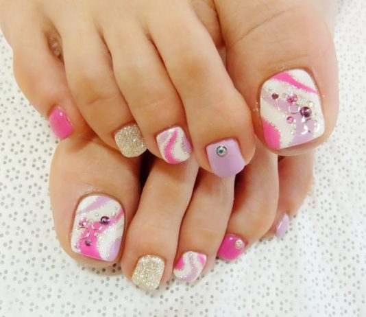 Diseño de uñas: Pedicure con cristales