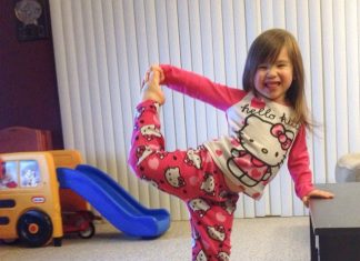 Niña es sensación en instagram por sus poses de yoga Niña es sensación en instagram por sus poses de yoga