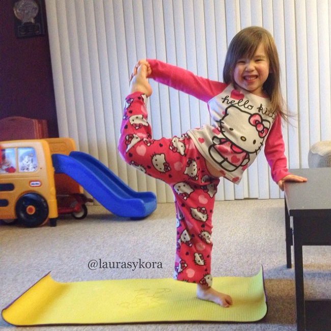 Niña es sensación en instagram por sus poses de yoga