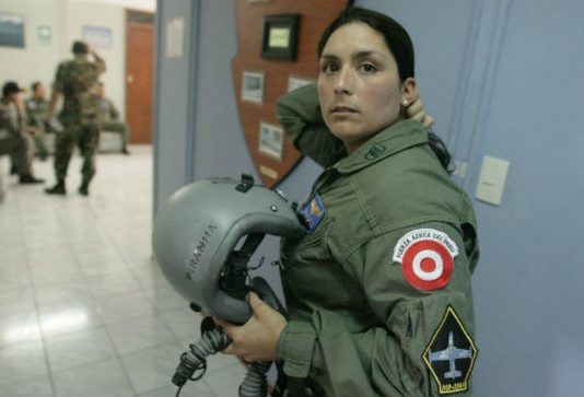 Conoce a la primera piloto peruana en volar un avión caza Conoce a la primera piloto peruana en volar un avión caza