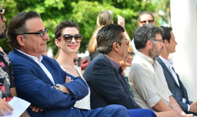 Anne Hathaway demuestra su lado chic Anne Hathaway demuestra su lado chic