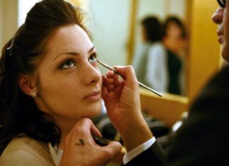 Juegos de pareja: ¿Dejarías que tu novio te maquille? Juegos de pareja: ¿Dejarías que tu novio te maquille?