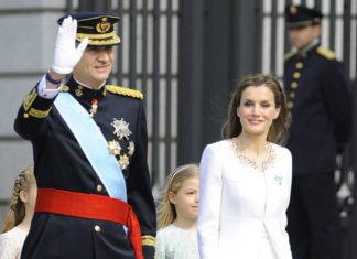 La reina Letizia nuevamente lució de blanco en su coronación