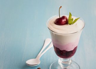 Delicioso postre helado de fresas y yogur griego