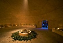 Thalía visita exposición de Frida Kahlo y viste a su hija como la pintora y poetisa