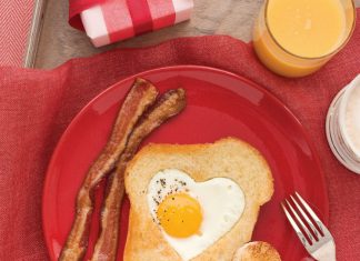 Tostada con huevo en forma de corazón para San Valentín
