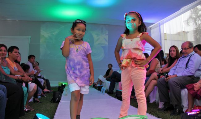 Desfile de cierre de talleres de niñas y adolescentes en Chio Lecca (VIDEO)