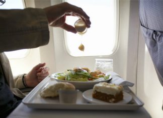 ¿Comida a bordo? Descubre la variedad de opciones que te ofrecen las diferentes aerolíneas