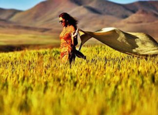 Mujeres en Irán muestran su cabello como acto de protesta